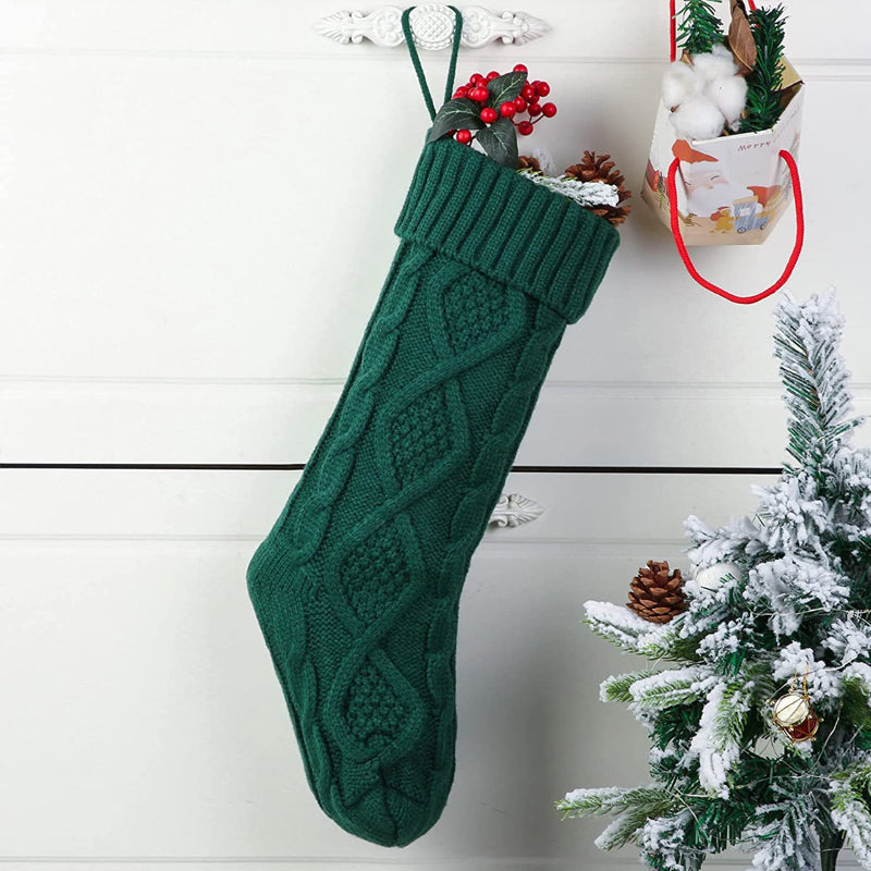 Weihnachtsstrümpfe – Der Weihnachtsmann legt Geschenke auf Socken