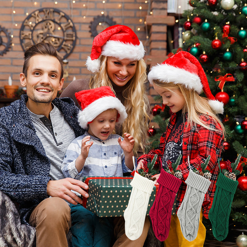 Weihnachtsstrümpfe – Der Weihnachtsmann legt Geschenke auf Socken