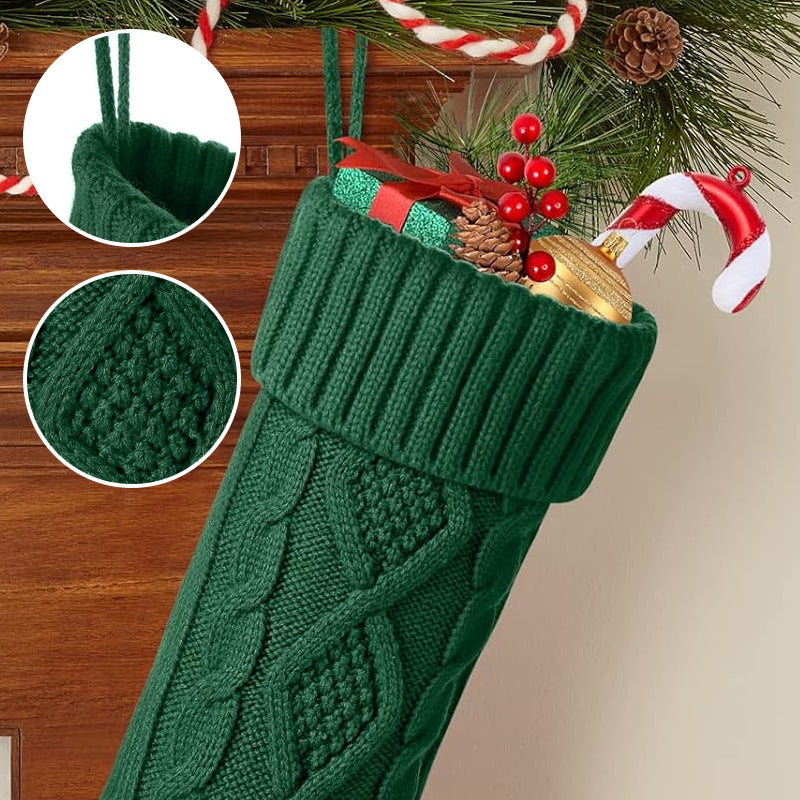 Weihnachtsstrümpfe – Der Weihnachtsmann legt Geschenke auf Socken