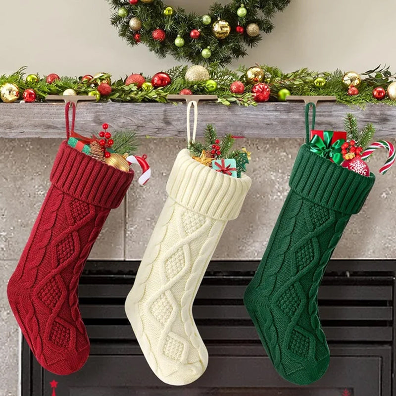 Weihnachtsstrümpfe – Der Weihnachtsmann legt Geschenke auf Socken