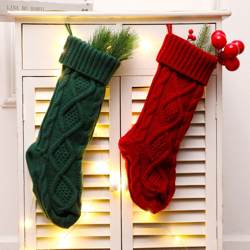 Weihnachtsstrümpfe – Der Weihnachtsmann legt Geschenke auf Socken